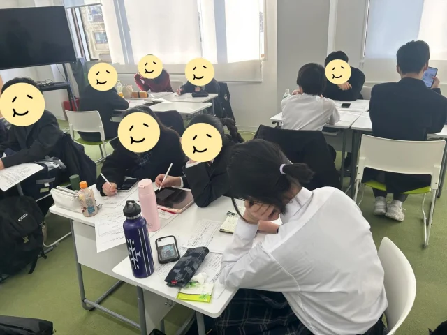 【校内探究発表会に向けて】

２月上旬に1年間の総まとめの「校内探究発表会」を実施いたします😊

今週は探究weekと位置付け、午後の時間帯に班に分かれ、探究活動を行なっています！

#わせがく太田　#探究活動　#発表会　#探究week #総まとめ