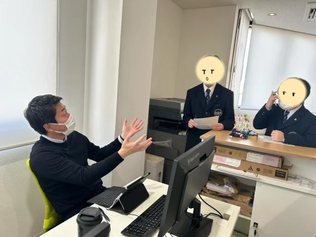 【教員インタビュー】

公共の授業の一環として、教員インタビューを行いました🎤

何やら真剣な眼差しで質問し、語り、メモを取っている様子が伝わりますね🧐

机の上での学びにとらわれないのも、わせがく高校の特徴ですね😊

#わせがく太田　#通信制高校　#公共　#教員インタビュー