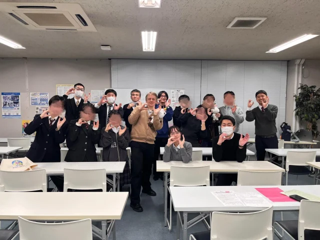 【最後のALT】

長年太田キャンパスのALTを担当してくださったジョナサン先生が最後の勤務ということで、皆さんと一緒に撮りました📸

いつも明るく楽しい授業をありがとうございました✨

#わせがく太田　#通信制高校　#楽しい授業　#ALT #ありがとう