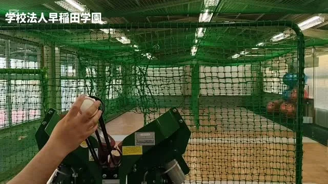 (三輪式)
ゼット（ZETT）ホイールマシーン ３W３００ALIKC硬式用三輪式ピッチングマシン昇降タイプ
 ■サイズ
 縦114×横79×高167cm（最高上昇時217cm）

 ■重量
 約230kg

 ■ボール出口高さ
 約128〜185cm

 ■球種
 ストレート
 カーブ
 縦スライダー
スイーパー
他　多種設定可能

 ■使用速度範囲
 約65〜160km/h

 ■ホイール
 ウレタンアルミホイールφ320（上側:BM76　下側:BM75）×2

 ■モーター
 単相100V、DC149W×3

 ■生産国
 日本

 ●上下操作ジャッキ装備
 ●マシンカバー付き
 ●前後2枚の鉄板で部品を挟み込むサンドイッチ構造により、ボール投入時の本体剛性が強化されコントロール性能14.7％（ZETT社比）及びマシン起動時の静音性11.3％（ZETT社比）も向上いたしました。また、従来同等設定で160km/hまで投球することができ、コントロールも安定いたしました。投球されたボールの回転数は実投手に近い球筋を再現することが可能となりました。

 (アーム式)
ゼット（ZETT）アームマシーンARMHAタイプ
 ■サイズ
 縦102×横86×高167cm

 ■重量
 約200kg

 ■ボール出口高さ
 約150cm

 ■使用速度範囲
 硬式　約110〜140km/h
 軟式　約115〜140km/h

 ■モーター
 単相100V、AC200W×1（メイン）、AC25W×1（ボールバケット）

 ■生産国
 日本

#野球　#甲子園　#高校生　#選抜　#常総市