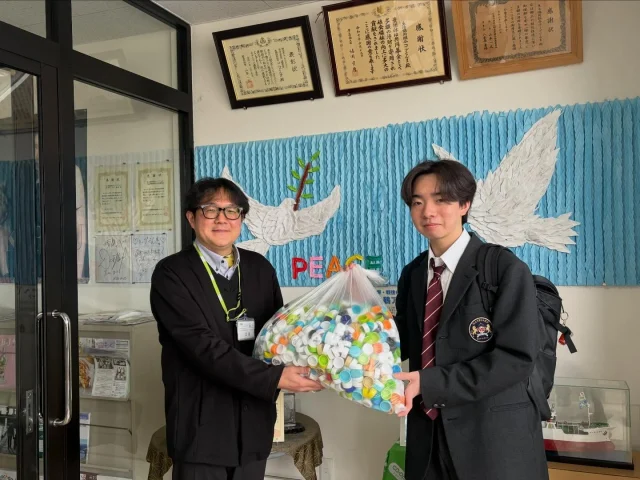 生徒会活動🤵🏻‍♀️🤵🏻

桐生キャンパスで回収した
ペットボトルキャップを
#コープぐんま さんにお届けしました✌🏻

今年度、自販機が設置されたこともあり
これまでより多くのペットボトルゴミが
出ています。

ゴミとして処分するのではなく、
リサイクル♻️すること。

私たち高校生にもできることです💗

引き続き、桐生キャンパスのみなさん
ご協力をよろしくお願いします！

コープぐんま本部の皆さま
お忙しい中、ありがとうございました😊

＊＊＊
わせがく高等学校 桐生キャンパス
⋆┈┈┈┈┈┈┈┈┈┈┈┈┈┈┈⋆
住所：群馬県桐生市稲荷町４－２０
ＪＲ桐生駅🚃徒歩５分
新入学・転入学・編入学
⋆┈┈┈┈┈┈┈┈┈┈┈┈┈┈┈⋆
🏫学校見学会🏫
５月３０日(土)１０：００～
６月２７日(土)１０：００〜
７月２５日(土)１０：００〜
⋆┈┈┈┈┈┈┈┈┈┈┈┈┈┈┈⋆
平日の個別相談も可能です！
お気軽にお問い合わせください。
⋆┈┈┈┈┈┈┈┈┈┈┈┈┈┈┈⋆
わせがくHPまたはお電話にて
ご予約ください🌈
ご参加お待ちしております🦄

#わせがく高等学校 #わせがく高等学校桐生キャンパス #桐生市 #みどり市 足利市 佐野市 伊勢崎市 太田市 新入生 転入生随時受付中 編入学 dna わせがくpure高等学校 わせがくpure高校