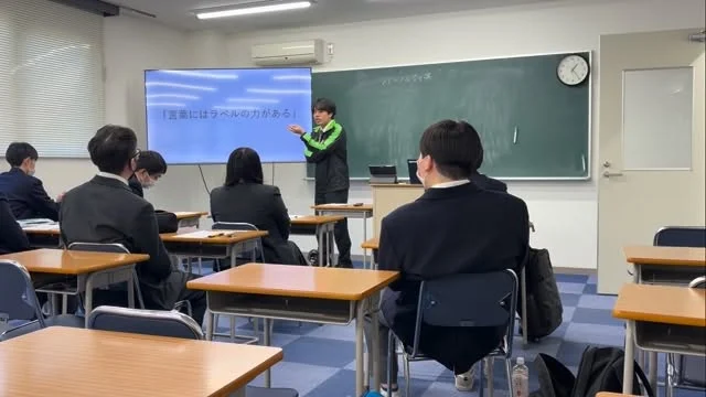 水曜日の午後は「特別講座」の時間📚✨

本校では、先生たちがそれぞれの専門や得意分野を活かして、週替わりでさまざまな講座を行っています！

内容は、学習系から趣味・実践系まで幅広く…👀
普段の授業とはひと味違う学びが体験できます。

「好き」や「得意」を見つけるきっかけに。

来週はどんな講座になるのか、お楽しみに！

#わせがく #全日 #探究学習 #前橋 #通信制