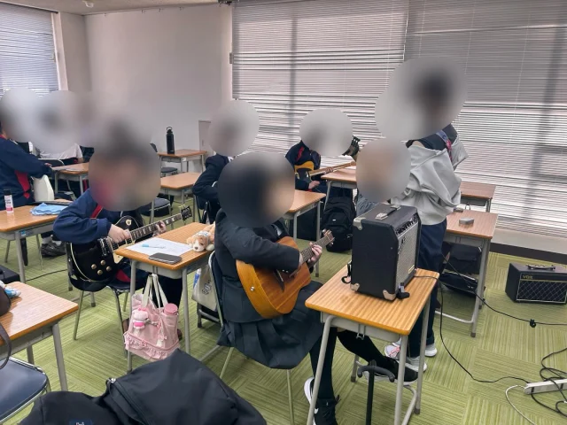 部活動体験　軽音楽編🎸

軽音楽部の体験会を行いました！
新入生歓迎会のバンド演奏🎶効果があり、たくさんの体験部員が来てくれました！

在校生の先輩方が丁寧に教えています。

#通信制高校#わせがくPURE#群馬県太田#軽音楽