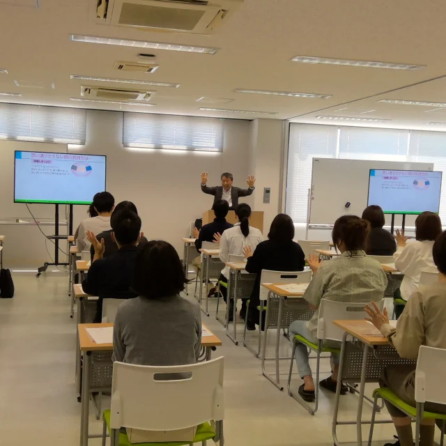 ☘️保護者会☘️

先日、保護者会を実施いたしました。
内容をご紹介いたします。

１・２年次🐤
NPO日本ゲートキーパー協会より
会長の大小原利信様にお越しいただき
お話しをしていただきました😊

３年次🍒
本学園の進路指導主任による進路講話を実施いたしました。

保護者の皆様におかれましては、
お忙しい中お越しいただき、ありがとうございました。

今後ともどうぞよろしくお願いいたします

＊＊＊
わせがくＰＵＲＥ高等学校 桐生キャンパス
⋆┈┈┈┈┈┈┈┈┈┈┈┈┈┈┈┈┈┈⋆
住所：群馬県桐生市稲荷町４－２０
ＪＲ桐生駅🚃徒歩５分
新入学・転入学・編入学
⋆┈┈┈┈┈┈┈┈┈┈┈┈┈┈┈┈┈┈⋆
🏫学校見学会🏫
５月３０日(土)１０：００～
６月２７日(土)１０：００〜
７月２５日(土)１０：００〜
⋆┈┈┈┈┈┈┈┈┈┈┈┈┈┈┈┈⋆
平日の個別相談も可能です！
お気軽にお問い合わせください。
⋆┈┈┈┈┈┈┈┈┈┈┈┈┈┈┈┈┈┈⋆
わせがくＰＵＲＥのHPまたはお電話にて
ご予約ください🌈
ご参加お待ちしております🦄

#わせがくＰＵＲＥ高等学校 #わせがくＰＵＲＥ高等学校桐生キャンパス #桐生市 #新入生 #編入学