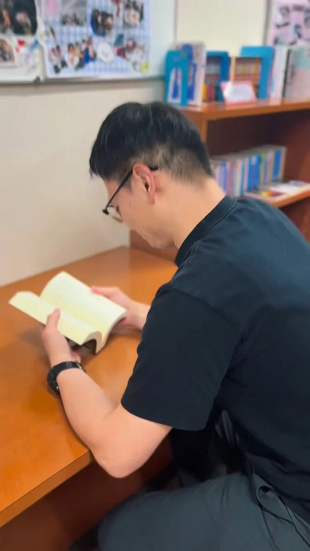 📚 ジャガー・ワールド｜今日の本

ジャガー・ワールド
著：恒川光太郎

⸻

今回は、井上先生に
「最近おすすめしたい一冊」を聞いてみました！

太陽神への“生贄”が存在する世界を舞台にした、重厚なダークファンタジー。

残酷な世界の中で、それでも生きようとする人々の姿が描かれており、
読めば読むほど、その世界観に引き込まれていきます。

「続きが気になって、一気に読んでしまった」
そんな声も多い作品です📚✨

気になった人は、ぜひチェックしてみてください！

#ジャガーワールド
#恒川光太郎
#今日の本
#先生のおすすめ本
#読書紹介