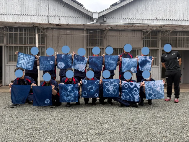 学びの冒険デー👩🏻‍🏫
２年次🌿藍染体験

先日、全学年５日・午前スタイルにて
学びの冒険デーを実施しました。

学年ごとに特別活動を行いました。
２年次は、織物参考館“紫”へ伺い
織物参考館の見学と藍染体験を
してきました🥰

完成品は個性が出ていて
どれも素敵です✨✨

充実した１日を過ごすことができました。
“紫”のみなさま、ありがとうございました。

＊＊＊
わせがくＰＵＲＥ高等学校 桐生キャンパス
⋆┈┈┈┈┈┈┈┈┈┈┈┈┈┈┈┈┈┈⋆
住所：群馬県桐生市稲荷町４－２０
ＪＲ桐生駅🚃徒歩５分
新入学・転入学・編入学
⋆┈┈┈┈┈┈┈┈┈┈┈┈┈┈┈┈┈┈⋆
🏫学校見学会🏫
５月３０日(土)１０：００～
６月２７日(土)１０：００〜
７月２５日(土)１０：００〜
⋆┈┈┈┈┈┈┈┈┈┈┈┈┈┈┈┈⋆
平日の個別相談も可能です！
お気軽にお問い合わせください。
⋆┈┈┈┈┈┈┈┈┈┈┈┈┈┈┈┈┈┈⋆
わせがくＰＵＲＥのHPまたはお電話にて
ご予約ください🌈
ご参加お待ちしております🦄

#わせがくＰＵＲＥ高等学校 #わせがくＰＵＲＥ高等学校桐生キャンパス #桐生市 #新入生 #編入学 #不登校支援 #藍染体験 #桐生織物