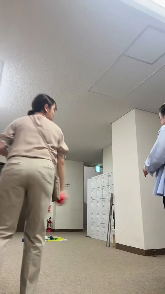 明日は集中体育！

今日は先生たちで会場準備や最終確認を行いました💪

集中体育は、外部体育館を利用して実施する体育スクーリングです。

クラス対抗の綱引きや大縄跳び、ニュースポーツなど、普段なかなか関わる機会の少ない仲間とも交流できる一日。

勝ち負けだけではなく、
「スポーツの価値とは何だろう？」
そんなことも考えられる時間になればと思います。

明日が楽しみです😊

#わせがくPURE高校 #通信制高校 #集中体育 #体育スクーリング #スポーツの価値 高校生活