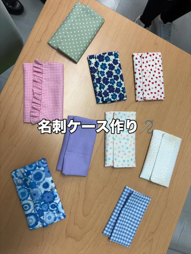 🧵家庭基礎（２年５日スタイル）🪡

前期最後の家庭科は名刺ケースを
作りました😊☘️

進路の授業で探究活動のフィールドワークなどで
使用するために名刺を作ったので、
家庭基礎ではケースを作りました✌🏻

早速名刺を入れて、
気分はビジネスマン🕴️

＊＊＊
わせがくＰＵＲＥ高等学校 桐生キャンパス
⋆┈┈┈┈┈┈┈┈┈┈┈┈┈┈┈┈┈┈⋆
住所：群馬県桐生市稲荷町４－２０
ＪＲ桐生駅🚃徒歩５分
新入学・転入学・編入学
⋆┈┈┈┈┈┈┈┈┈┈┈┈┈┈┈┈┈┈⋆
🏫学校見学会🏫
 ７月２５日(土)１０：００〜
 ８月２９日(土)１０：００～
１０月１７日(土)１０：００〜
⋆┈┈┈┈┈┈┈┈┈┈┈┈┈┈┈┈⋆
平日の個別相談も可能です！
お気軽にお問い合わせください。
⋆┈┈┈┈┈┈┈┈┈┈┈┈┈┈┈┈┈┈⋆
わせがくＰＵＲＥのHPまたはお電話にて
ご予約ください🌈
ご参加お待ちしております🦄

#わせがくＰＵＲＥ高等学校 #わせがくＰＵＲＥ高等学校桐生キャンパス #桐生市 #新入生 #編入学 不登校支援