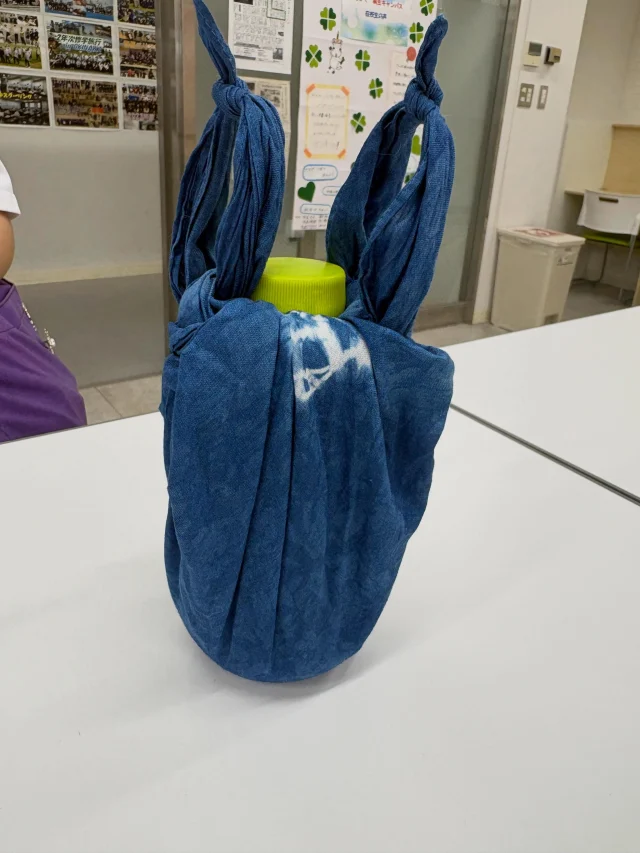 学びの冒険デー☘️藍染体験その後…

５月に織物参考館「紫」にて
藍染体験を行ってきた2年次5日スタイル✌🏻

藍染してきたハンカチを
ペットボトル入れに使っている生徒を発見💡

味があっていいですね🤭✨

＊＊＊
わせがくＰＵＲＥ高等学校 桐生キャンパス
⋆┈┈┈┈┈┈┈┈┈┈┈┈┈┈┈┈┈┈⋆
住所：群馬県桐生市稲荷町４－２０
ＪＲ桐生駅🚃徒歩５分
新入学・転入学・編入学
⋆┈┈┈┈┈┈┈┈┈┈┈┈┈┈┈┈┈┈⋆
🏫学校見学会🏫
 ７月２５日(土)１０：００〜
 ８月２９日(土)１０：００～
１０月１７日(土)１０：００〜
⋆┈┈┈┈┈┈┈┈┈┈┈┈┈┈┈┈⋆
平日の個別相談も可能です！
お気軽にお問い合わせください。
⋆┈┈┈┈┈┈┈┈┈┈┈┈┈┈┈┈┈┈⋆
わせがくＰＵＲＥのHPまたはお電話にて
ご予約ください🌈
ご参加お待ちしております🦄

#わせがくＰＵＲＥ高等学校 #わせがくＰＵＲＥ高等学校桐生キャンパス #桐生市 #新入生 #編入学 不登校支援