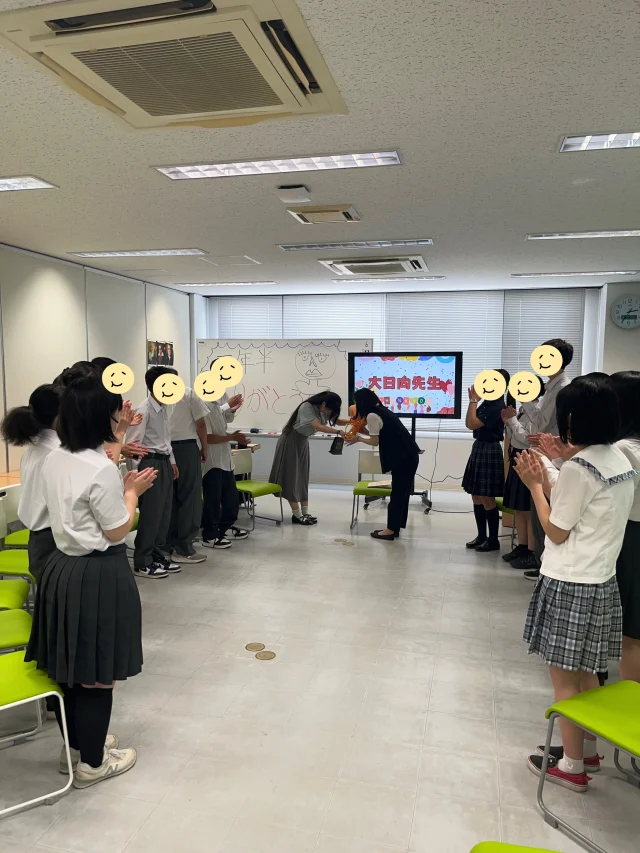 🍀2年次５日スタイルLHR🍀

先日、2年次５日スタイルの教室を覗かせてもらいました😊

「ありがとう」の数だけ、心が温まりますね☺️

そんな、心温まるキャンパスを運営していきたい。
そう思わせてくれる瞬間でした✨

＊＊＊
わせがくＰＵＲＥ高等学校 桐生キャンパス
⋆┈┈┈┈┈┈┈┈┈┈┈┈┈┈┈┈┈┈⋆
住所：群馬県桐生市稲荷町４－２０
ＪＲ桐生駅🚃徒歩５分
新入学・転入学・編入学
⋆┈┈┈┈┈┈┈┈┈┈┈┈┈┈┈┈┈┈⋆
🏫学校見学会🏫
 ７月２５日(土)１０：００〜
 ８月２９日(土)１０：００～
１０月１７日(土)１０：００〜
⋆┈┈┈┈┈┈┈┈┈┈┈┈┈┈┈┈⋆
平日の個別相談も可能です！
お気軽にお問い合わせください。
⋆┈┈┈┈┈┈┈┈┈┈┈┈┈┈┈┈┈┈⋆
わせがくＰＵＲＥのHPまたはお電話にて
ご予約ください🌈
ご参加お待ちしております🦄

#わせがくＰＵＲＥ高等学校 #わせがくＰＵＲＥ高等学校桐生キャンパス #桐生市 #新入生 #編入学 不登校支援