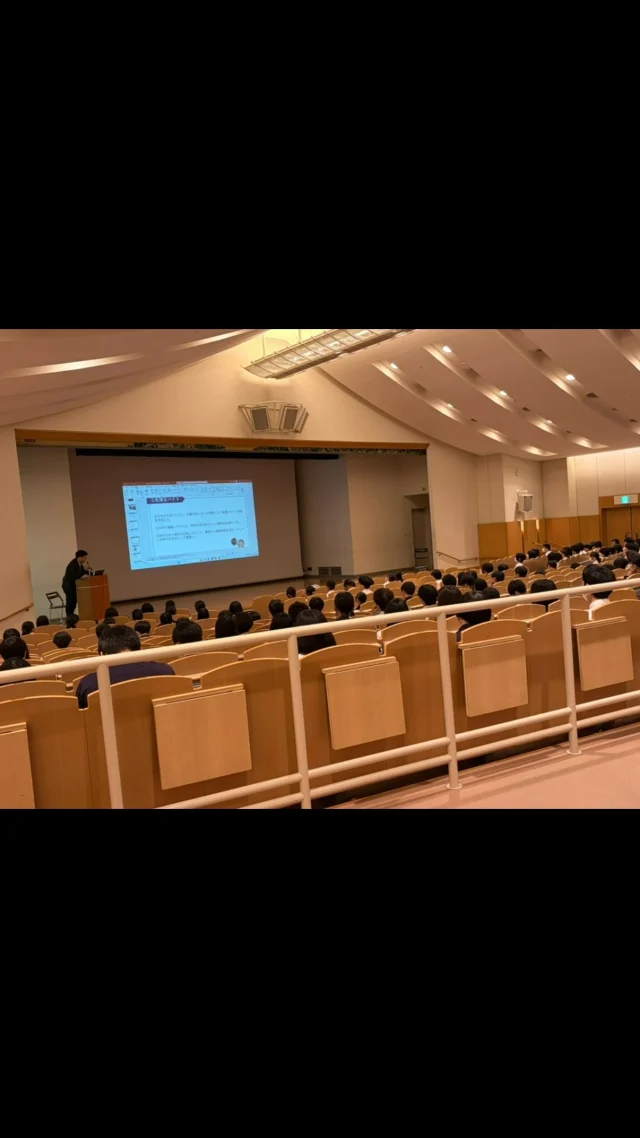 【校外スクーリング🚓】

本日は校外スクーリングとして、警察の方をお招きし、夏休み前の特別講話を実施しました。

講話では、
📱 SNSトラブルに巻き込まれないためのポイント
🚲 自転車を利用する際の交通ルールやマナー
について、実際の事例を交えながら分かりやすく教えていただきました。

便利なSNSも、使い方を間違えると思わぬトラブルにつながることがあります。また、自転車は身近な乗り物だからこそ、一人ひとりがルールを守ることが大切です。

これから始まる夏休みを、安全で充実したものにするために、一人ひとりが今日の学びを日々の生活に生かしていきましょう🌻

ご講話いただいた警察署の皆様、ありがとうございました。

#わせがくPURE高校 #前橋キャンパス #通信制高校 #校外スクーリング #交通安全 自転車安全利用 SNSトラブル 情報モラル 夏休み