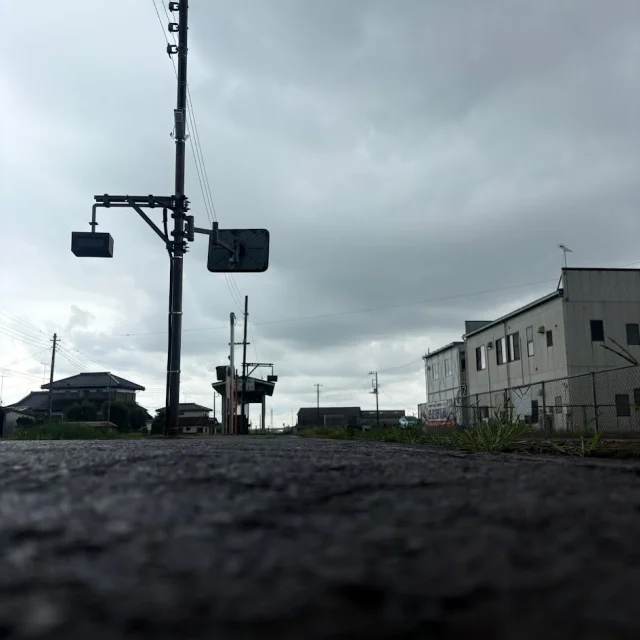 前期最後のスクーリングの帰り道の
雨の三妻駅（写真：広報部部長）

🌼･･････････････････🌼

写真を撮るのが上手な生徒が、前期最後のスクーリングの日に三妻駅を撮影しました📸✨

#通信制 #通信制高校 #わせがく#茨城 #守谷 #個別相談 #不登校支援 #授業風景 #つくばエクスプレス #関東鉄道 #三妻