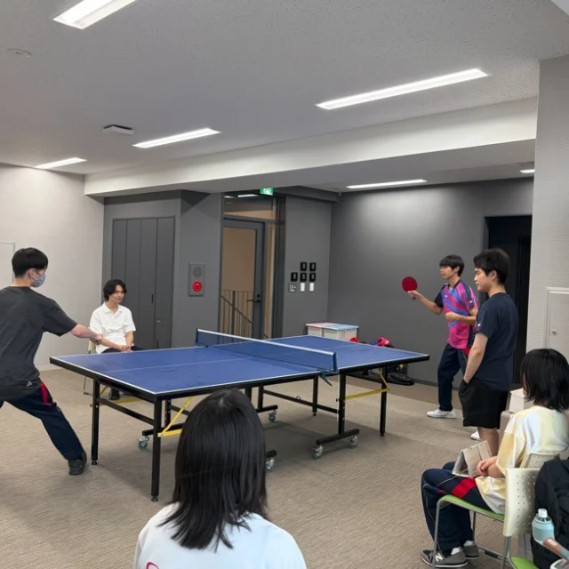 🏓卓球部合同練習 in 守谷キャンパス🏓

常総本校の卓球部のみなさんが守谷キャンパスに遊びに来てくれました！✨

今回は合同練習ということで、いつもとは違うメンバーとの練習に、選手たちも刺激を受けながら楽しく取り組みました🔥

お互いに声を掛け合いながら、ラリーや試合を通して技術を高めることができましたね🎶

常総本校のみなさん、ありがとうございました😊
また一緒に練習しましょう！！

これからも卓球部、頑張ります🏓💪

#通信制 #通信制高校 #わせがく#茨城 #守谷 #個別相談 #不登校支援 #授業風景 #つくばエクスプレス #卓球部 #卓球