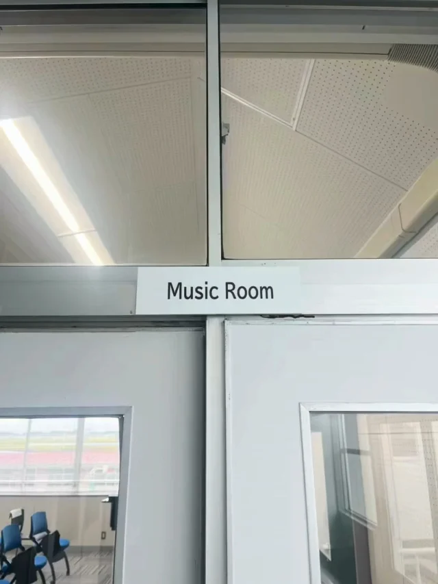 校舎紹介｜音楽室

わせがくPURE常総本校の音楽室には、ピアノをはじめ、さまざまな楽器が新品で揃っています！

「音楽をもっと身近に、そして学校生活をより豊かに。」

そんな思いを込めて、音楽に触れられる環境を整えています。

そして、常総本校の音楽科には、ピアノとユーフォニアムを専門とする先生がいます。

🎹 ピアノ専門の先生
全国大会で金賞を受賞した経験を持つ先生です。演奏技術だけでなく、音楽を楽しむことの素晴らしさも教えてくれます。

🎺 ユーフォニアム専門の先生
長年にわたり吹奏楽部の指導に携わってきた先生です。豊富な経験を生かし、楽器の楽しさや音楽の奥深さを伝えてくれます。

専門性と経験を持った先生たちと一緒に、「音楽って楽しい！」と思える時間をたくさん作っていきたいと思っています。

音楽が好きな人はもちろん、これまで楽器に触れる機会がなかった人も大歓迎です✨
一つの音から、新しい興味や挑戦が始まるかもしれません。

音楽で、毎日の学校生活をもっと豊かに。
あなたの音が、誰かの心を動かす一音になる。🎵

これからも、わせがくPURE常総本校の魅力を少しずつ紹介していきます！

#わせがくPURE高等学校
#吹奏楽
#常総本校
#音楽室
#pr動画 
#高校生活
#部活
#青春
#おすすめ
#学校紹介